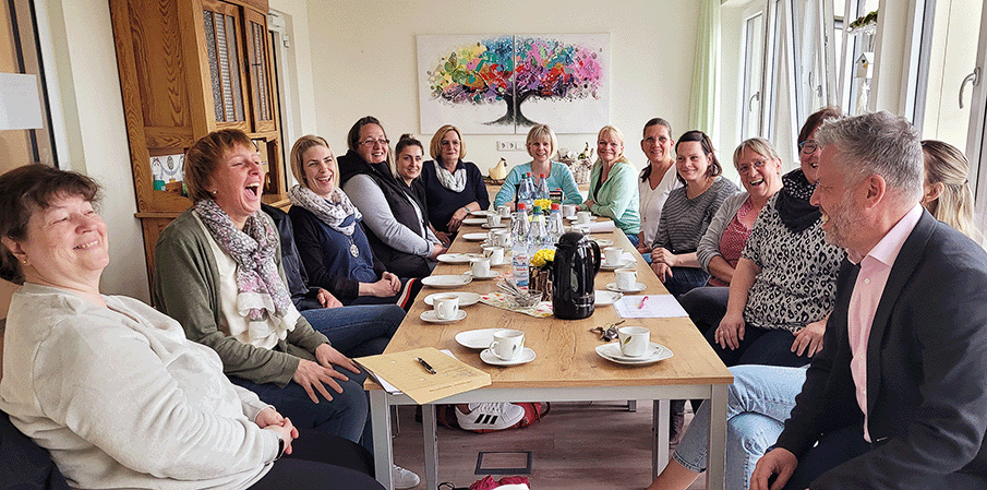 04 27 frhliches gruppenbild kaffee quer