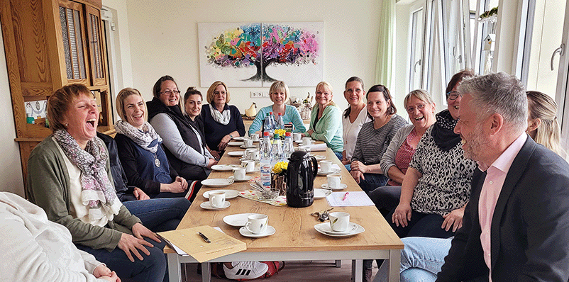 04 27 frhliches gruppenbild kaffee quer ohne hoffmannbeck