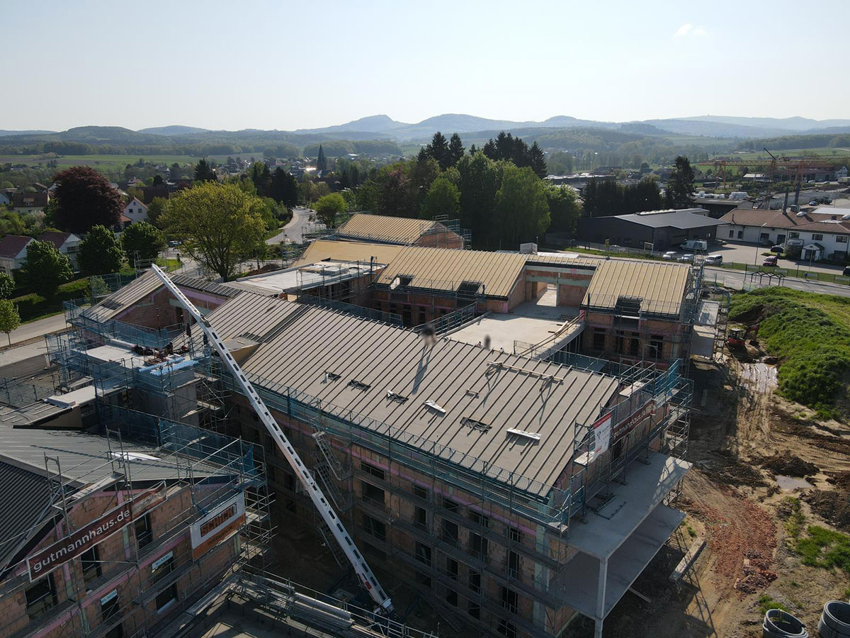 15.06.2022: Lebensraum am Holzbach - Die Dächer werden eingedeckt