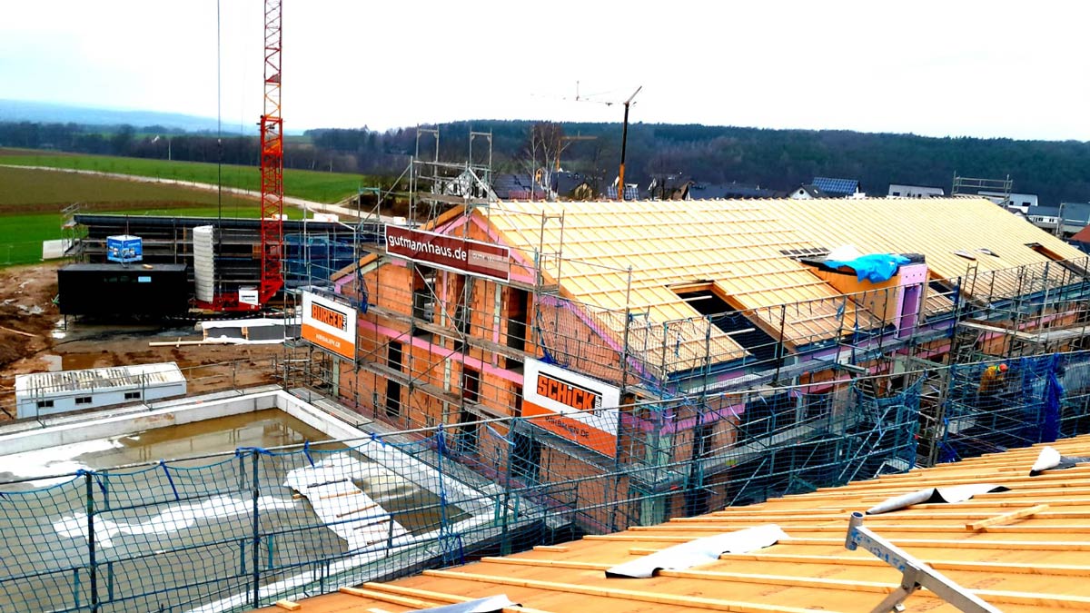 21.01.2022: Bäckerei Gebäude - Dach wurde bereits errichtet (mit Blick vom Dach des linken Riegels vom Pflegezentrum)